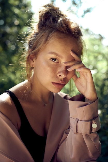 Portrait De Jolie Belle Jeune Fille Avec Gros Plan De Taches De