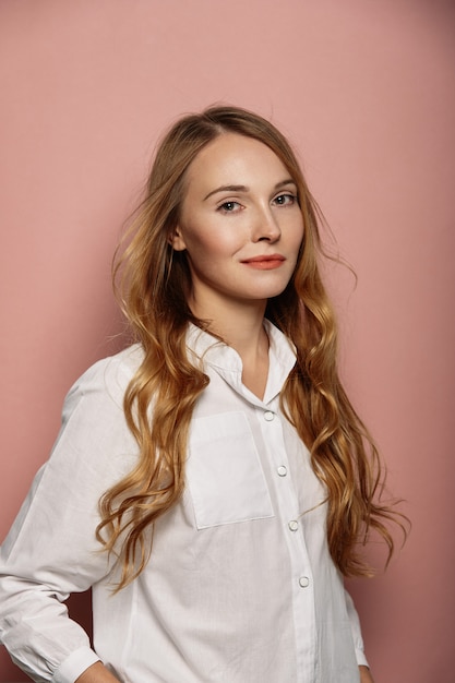 Portrait De Jolie Fille Dans Une Chemise Blanche | Photo ...