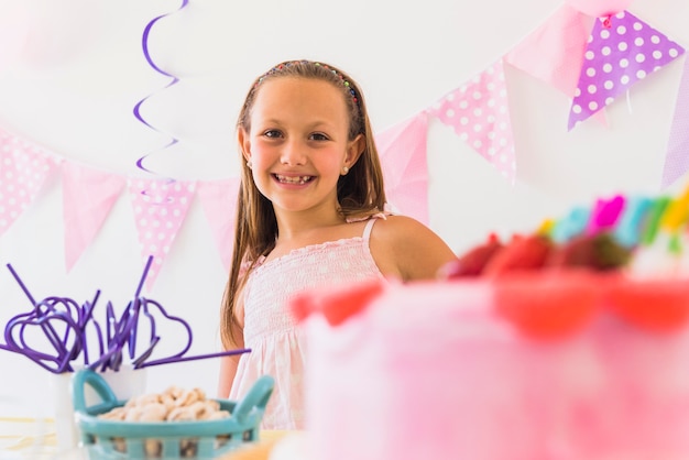 Portrait D Une Jolie Fille Souriante En Fete D Anniversaire Photo Gratuite