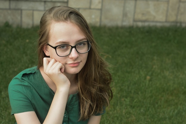 Portrait De Jolie Jeune Fille  Avec Des Lunettes Photo 