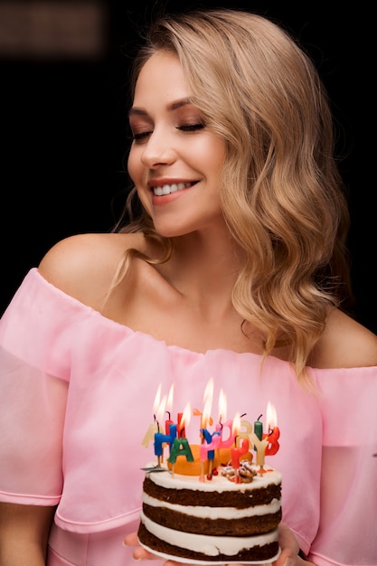 Portrait De Joyeux Mode Femme Poser Tenue Gateau Bougies Joyeux Anniversaire Photo Premium