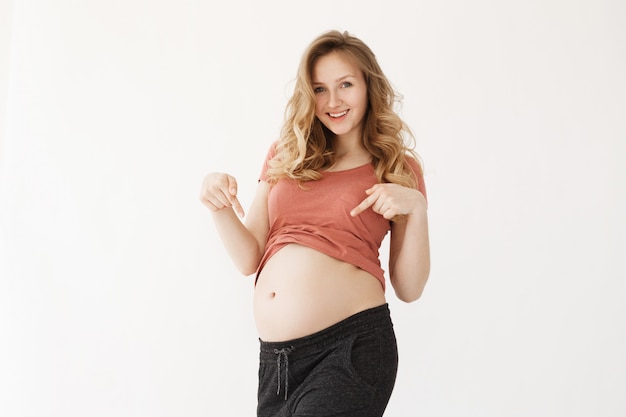 Portrait De Maman Heureuse Joyeuse Avec Des Cheveux Blonds En T Shirt Rouge Souriant Avec Eclat