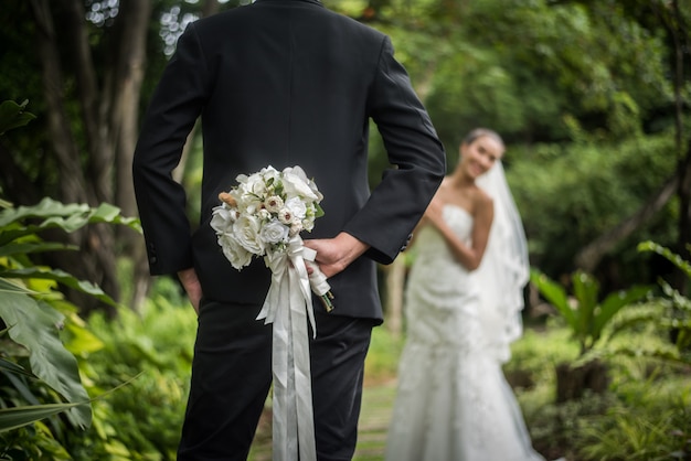 Portrait Dun Marié Cachant Un Bouquet De Fleurs Derrière