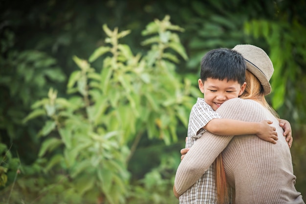 Portrait de mère et fils heureux câliner ensemble dans le parc. concept de famille Photo gratuit