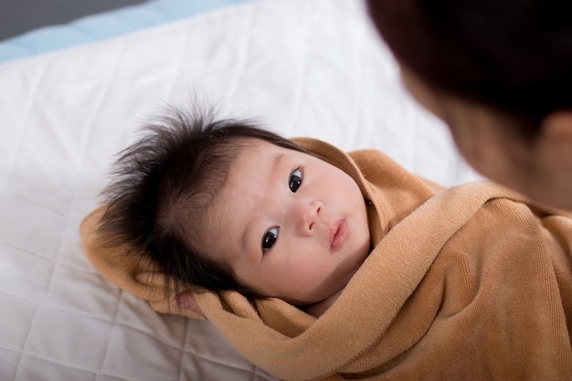 Portrait D Une Mere Avec Son Bebe Nouveau Ne Photo Premium