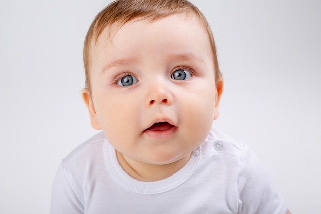 Portrait D Un Mignon Petit Garcon Aux Yeux Bleus Dans Un Body Blanc Photo Premium