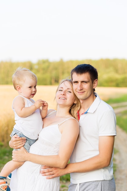 Portrait De Papa Maman Et Bebe A L Exterieur Photo Premium