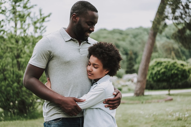 Portrait De Père Et Fils S'embrassant Sur La Nature. Photo Premium