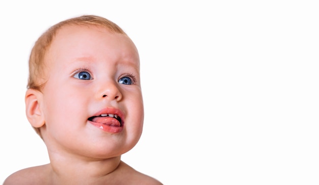 Portrait D Un Petit Bebe Mignon Regardant Dans La Surprise Et La Joie Isole Sur Fond Blanc Photo Premium