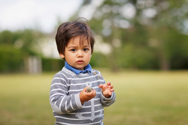 Portrait D Un Petit Garcon Beau Bebe Oriental Jouant En Plein Air Dans Le Parc Amusement Enfant Arabe Dans La Rue Photo Premium