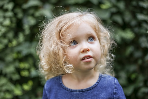 Portrait De Petite Fille Caucasienne De Reve Belle Aux Cheveux Blonds Boucles De 3 Ans En Robe De Couleur Bleue Photo Premium