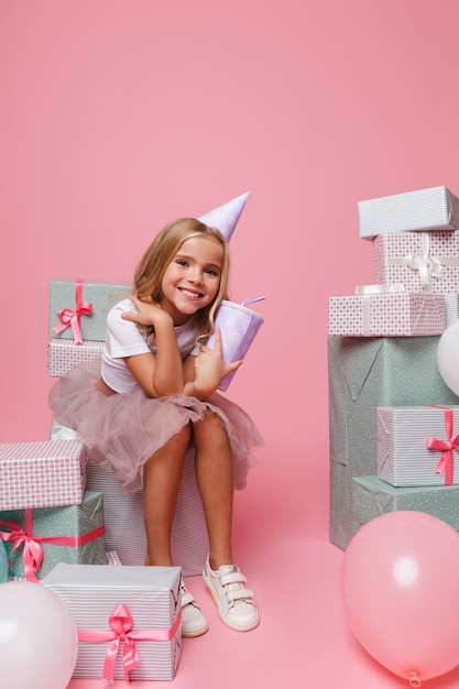 Portrait D'une Petite Fille Dans Un Chapeau D'anniversaire ...