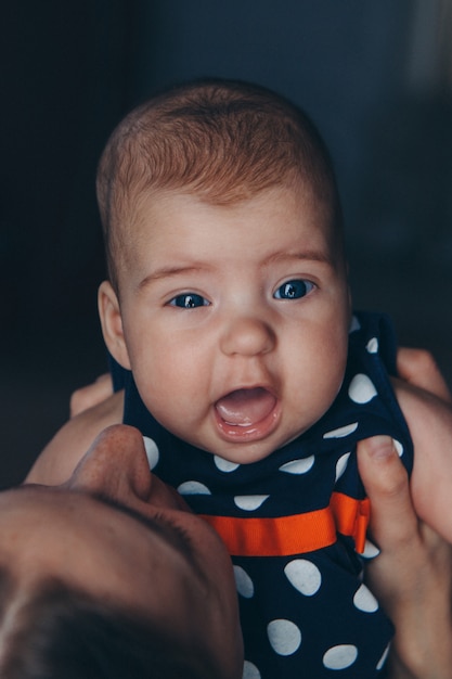 Portrait D Une Petite Fille Gros Plan Du Visage De Bebe Concept D Enfance Soins De Sante Fiv Photo Premium