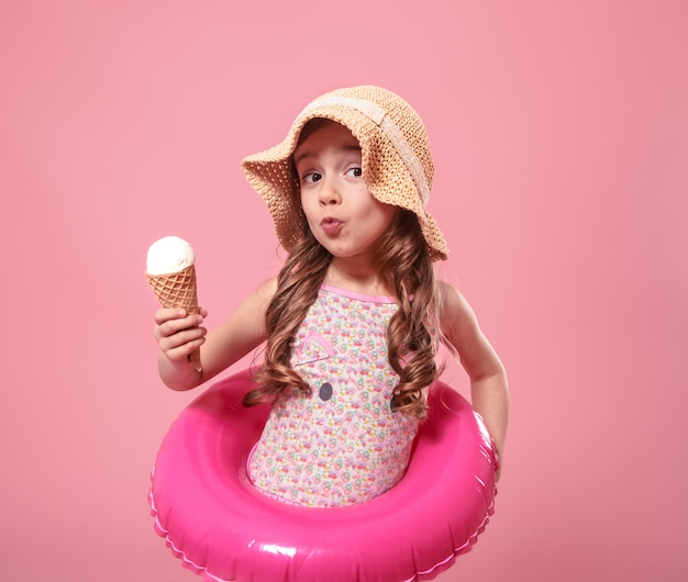 Portrait D une Petite Fille Joyeuse  Avec De La Glace 