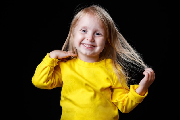 Portrait D une Petite Fille Joyeuse  Photo Premium