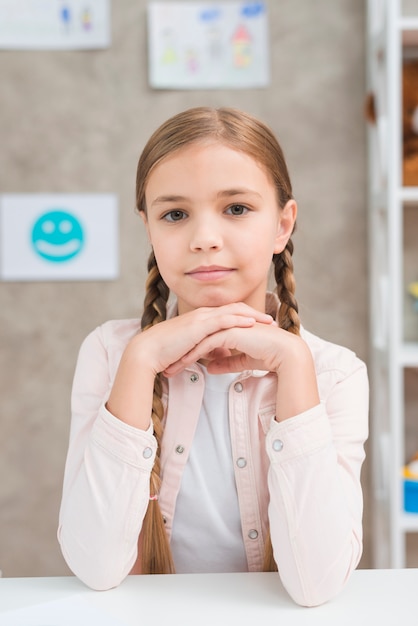 Portrait D Une Petite Fille Avec Une Longue Tresse En Regardant La Camera Photo Gratuite