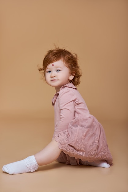 Portrait D Une Petite Fille Rousse Aux Cheveux Boucles Une Grande Taupe Sur Le Front De L Enfant Photo Premium