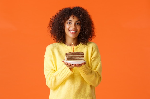 Portrait De Taille Fille Afro Americaine De Reve B Day Avec Coupe De Cheveux Afro Tenant Une Assiette Avec Un Gateau D Anniversaire Et Une Bougie Allumee Soufflant Pour Faire Un Vœu Souriant Joyeusement Celebrant Portrait De Taille Fille Afro Americaine De Reve B Day Avec Coupe De Cheveux Afro Tenant Une Assiette Avec Un Gateau D Anniversaire Et Une Bougie Allumee Soufflant Pour Faire Un Vœu Souriant Joyeusement Celebrant