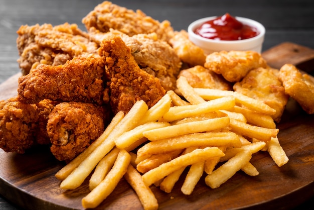 Poulet Frit Avec Frites Et Repas De Nuggets Photo Premium