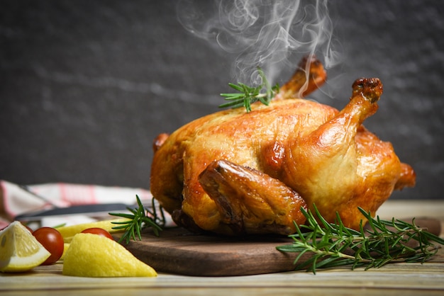 Poulet Roti Entier Romarin Et Citron Tomate Sur Une Planche A Decouper En Bois Poulet Cuit Au Four Barbecue Delicieux Plats Sur La Table A Manger Pour Celebrer Les Vacances