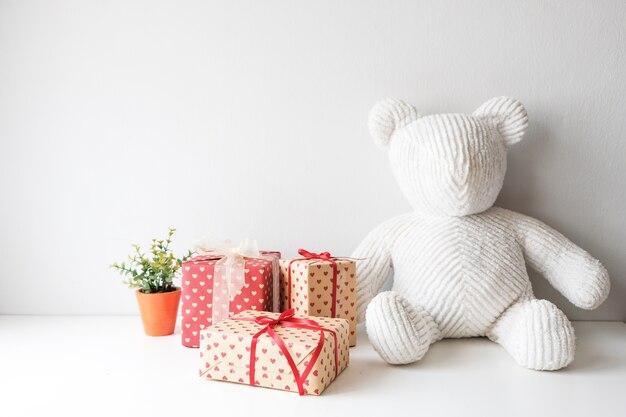 Poupée en tissu blanc assise sur la table dans la pièce. convient pour un cadeau lors de festivals. Photo Premium