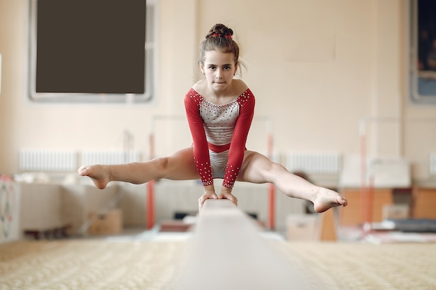Poutre De Gymnastique Enfant Athlète Gymnaste Fille Lors Dun Exercice Barre Horizontale Dans 