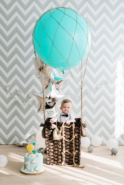 Premier Anniversaire De Bebe Joli Bebe Souriant A 1 An Le Concept D Une Fete D Enfants Avec Des Ballons Photo Premium