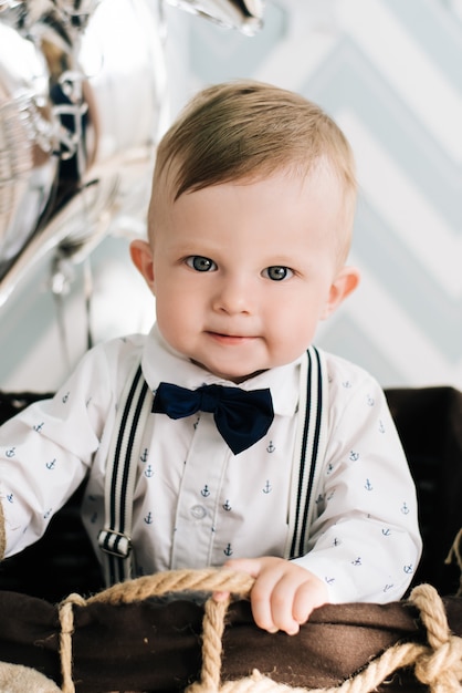 Premier Anniversaire De Bebe Mignon Bebe Souriant A 1 An Le Concept D Une Fete Pour Enfants Avec Des Ballons Photo Premium