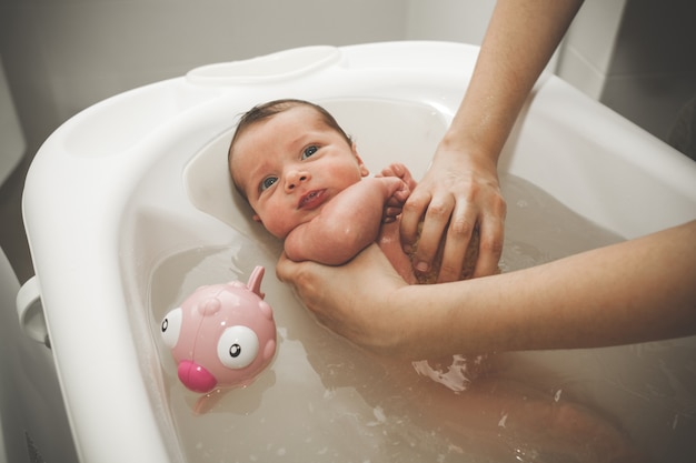 Premier Bain De Bebe Nouveau Ne Photo Premium