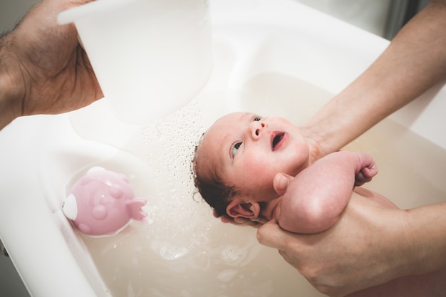 Premier Bain De Bebe Nouveau Ne Photo Premium