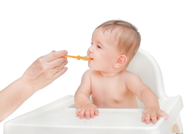 La Premiere Tetee Du Bebe La Main Tend Une Cuillere Avec De La Puree De Pommes De Terre A Un Enfant Photo Premium