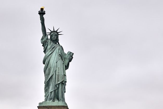 Prise De Vue En Contre Plongee De L Incroyable Statue De La Liberte A New York Usa Photo Gratuite