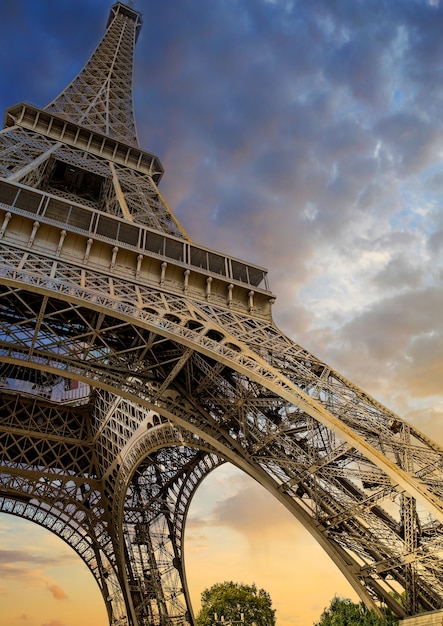 Prise De Vue En Contre Plongee De La Tour Eiffel A Paris France Photo Gratuite