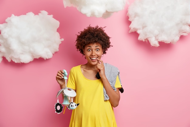 Prochaine Maternite Une Femme Enceinte Positive Au Troisieme Trimestre Pose Avec Un Mobile Et Un Body