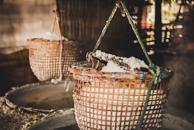 Production de sel traditionnelle dans le district de boklua, province de nan Photo Premium