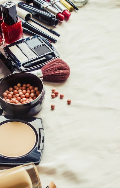  Produits  cosm tiques d coratifs sur fond  blanc  mise au 