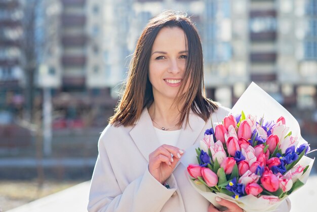 Professeur d'école avec des fleurs. adieu bell jour de la connaissance Photo Premium