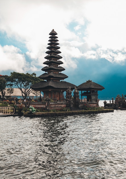 Pura Ulun Danu Bratan Bali  Temple  Hindou Entour  De 