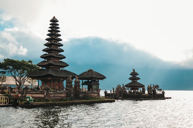 Pura Ulun Danu Bratan Bali  Temple  Hindou Entour  De 