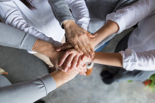 Quatre Membres De L Equipe Exprimant Leur Solidarite Photo Gratuite