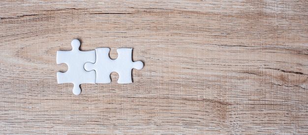 Quelques pièces de puzzle sur fond de table en bois. solutions d'entreprise, objectif de la mission, succès, objectifs, coopération, partenariat et stratégie Photo Premium