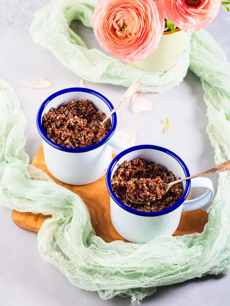 Quinoa rouge avec des légumes dans des tasses Photo Premium