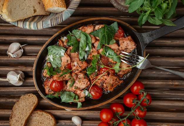 Ragoût de poulet vue de dessus dans une casserole avec des herbes Photo gratuit