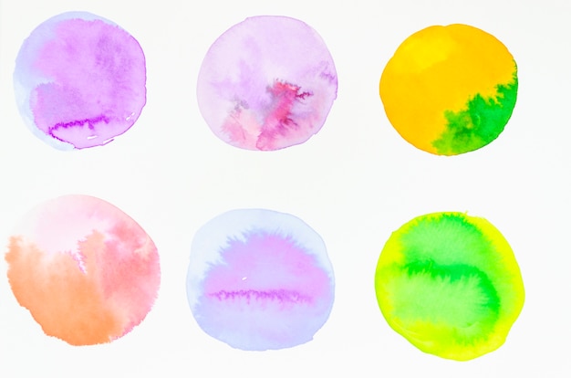 Rangée de cercles aquarelle peints à la main pour la conception isolée on white Photo gratuit