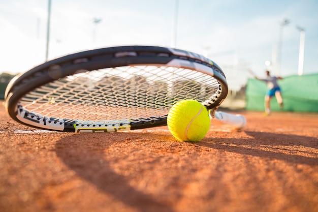 Une Raquette  De Tennis Et Une Balle Plac es Sur Le Terrain  