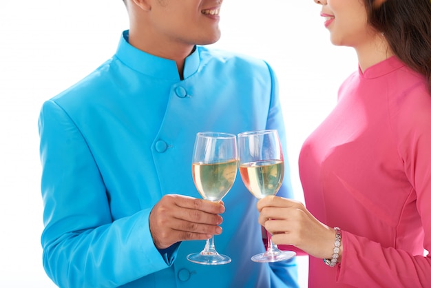 Recadré, couple asiatique, dans, tenue traditionnelle, apprécier vin Photo gratuit