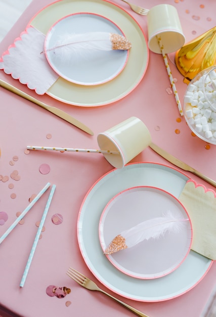 Reglage De La Table De Fete Pour Le Diner De Fete Des Enfants Avec Une Nappe