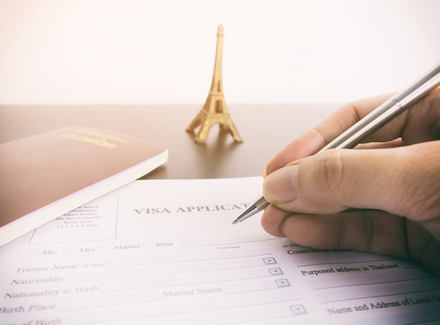Remplir Le Formulaire De Demande De Visa Pour France Paris  Photo Premium