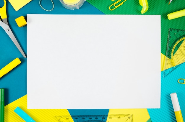 Retour à l'école des fournitures scolaires et une feuille blanche Photo gratuit