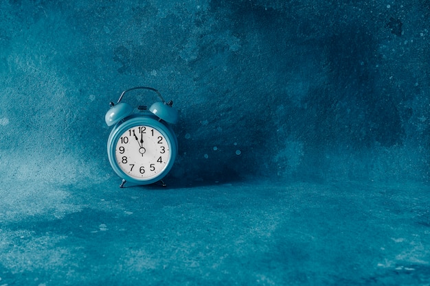 Sur Un Réveil Rétro De Cinq Minutes à Minuit. Cinq Minutes Avant Le Début D'un Nouveau Jour Ou D'une Nouvelle Année. Compte à Rebours Final. Tonique En Bleu Tendance Classique. Copyspace. Photo Premium